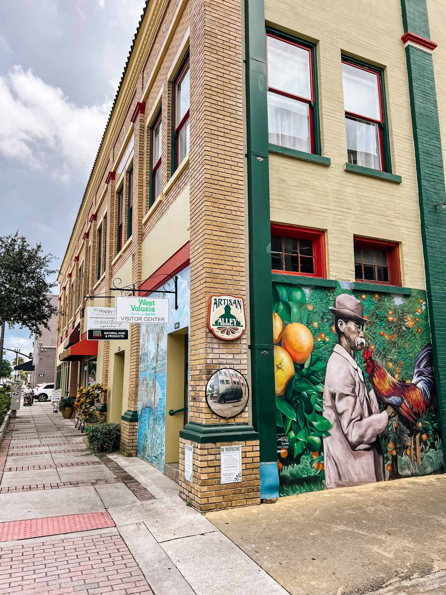 DeLand street corner and mural